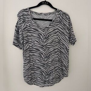 🩶zebra print top. size XS. fits like a medium.